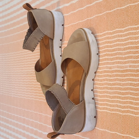 Gentle Souls By Kenneth Cole Lavern Rufle Strap Sandal Tan Sz. Women's 7 - Picture 6 of 6